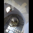 Treppe mit Steinstufen oberhalb des Erdgeschosses